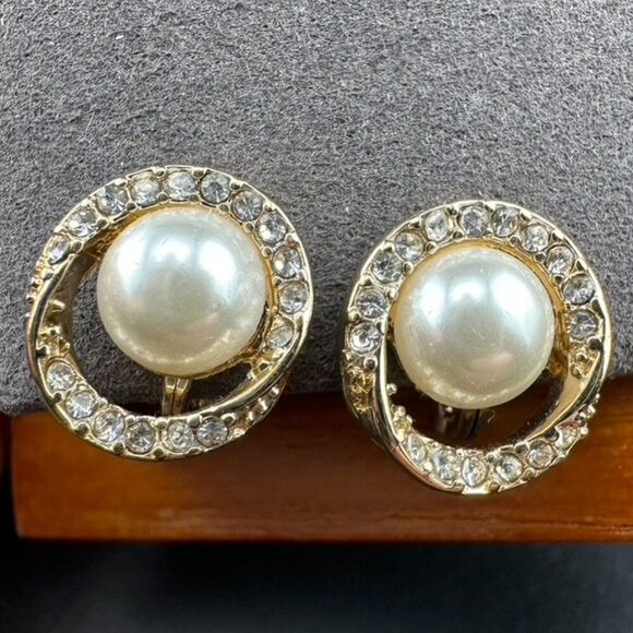 Vintage TJG Gold tone Faux Pearl Pave Rhinestone Twist Clip on Earrings. - Picture 1 of 5